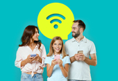 Família, casal e uma filha, felizes com o símbolo do Wi-Fi atrás, a propósito da campanha Saber Poupar.